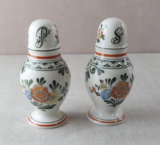 Old salt shaker + pepper shaker, Amsterdam design, made of Villeroy & Boch ceramic.