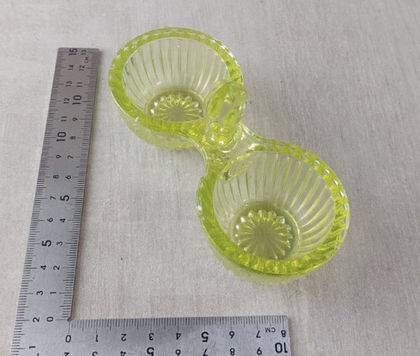 Ancienne salière / saleron, en verre moulé / ouraline, vintage
