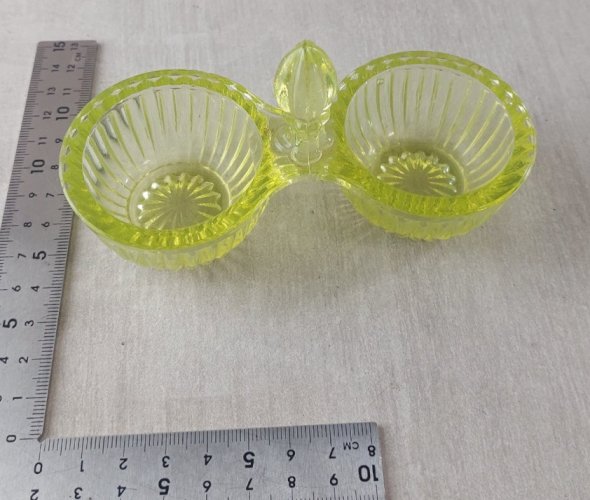 Ancienne salière / saleron, en verre moulé / ouraline, vintage