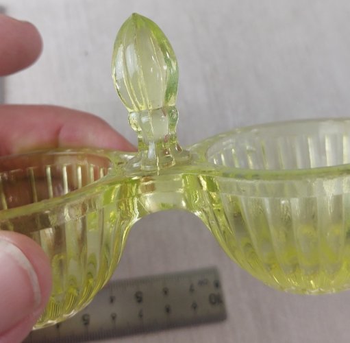 Ancienne salière / saleron, en verre moulé / ouraline, vintage