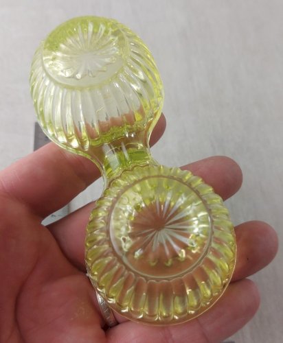 Ancienne salière / saleron, en verre moulé / ouraline, vintage