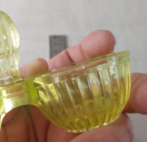 Ancienne salière / saleron, en verre moulé / ouraline, vintage