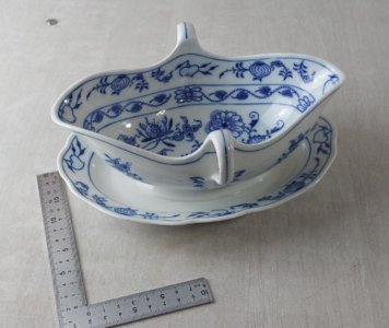 Ancienne saucière, décor Blue Onion / en porcelaine de Tchécoslovaquie / Czech
