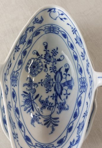 Ancienne saucière, décor Blue Onion / en porcelaine de Tchécoslovaquie / Czech