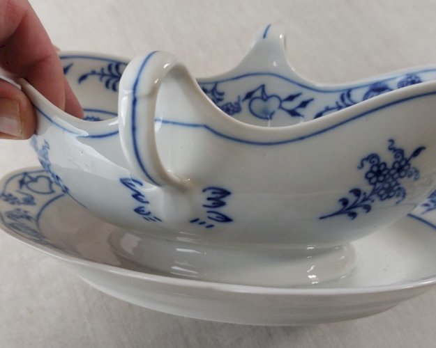 Ancienne saucière, décor Blue Onion / en porcelaine de Tchécoslovaquie / Czech
