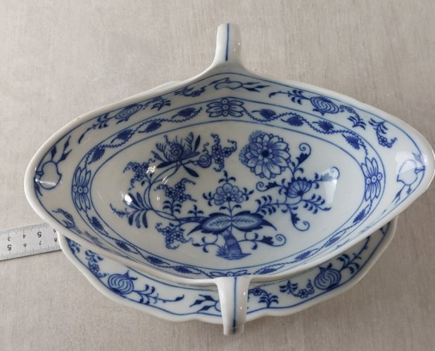 Ancienne saucière, décor Blue Onion / en porcelaine de Tchécoslovaquie / Czech