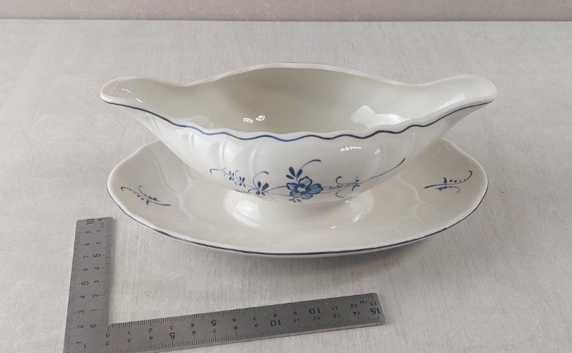Ancienne saucière, décor Vieux Luxembourg, céramique Villeroy & Boch ^