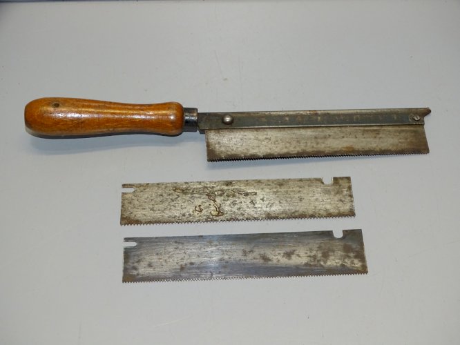 -ANCIENNE SCIE A DOS avec  2 LAMES supplémentaires  COLLECTION OUTIL ANCIEN   D
