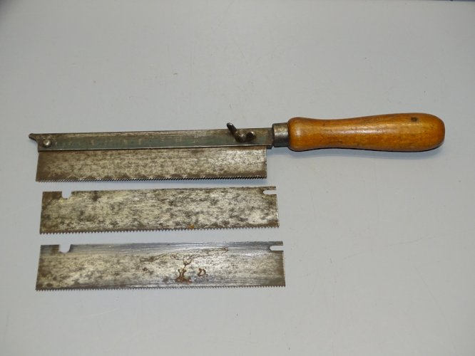 -ANCIENNE SCIE A DOS avec  2 LAMES supplémentaires  COLLECTION OUTIL ANCIEN   D