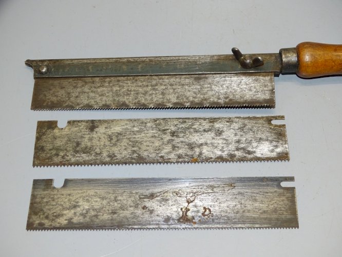 -ANCIENNE SCIE A DOS avec  2 LAMES supplémentaires  COLLECTION OUTIL ANCIEN   D