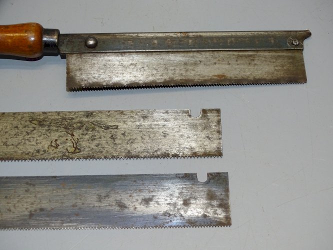 -ANCIENNE SCIE A DOS avec  2 LAMES supplémentaires  COLLECTION OUTIL ANCIEN   D