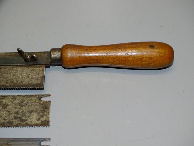 -ANCIENNE SCIE A DOS avec  2 LAMES supplémentaires  COLLECTION OUTIL ANCIEN   D