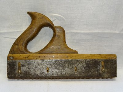 - ANCIENT HAND SAW CRAFT TOOL OLD COLLECTION DECORATIVE TOOLING D