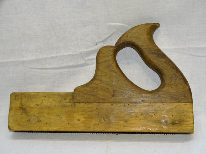 -ANCIENNE SCIE A MAIN ARTISANALE OUTIL ANCIEN COLLECTION DECO OUTILLAGE   D