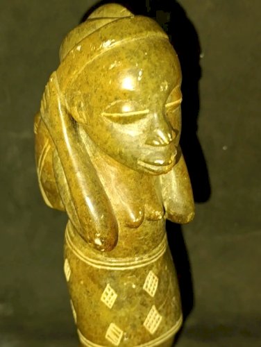 ancienne sculpture en pierre dorigine africain , gabon? en bon etat