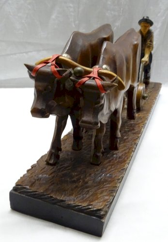 - ANCIENNE SCULPTURE SCENE RURALE TRADITIONNELLE FERMIER & 1 YUNTA (2 Boeufs)  D