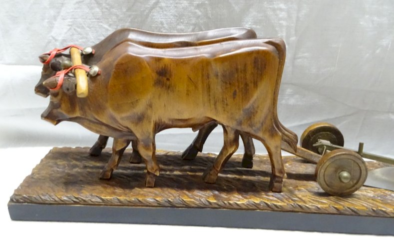 - ANCIENNE SCULPTURE SCENE RURALE TRADITIONNELLE FERMIER & 1 YUNTA (2 Boeufs)  D