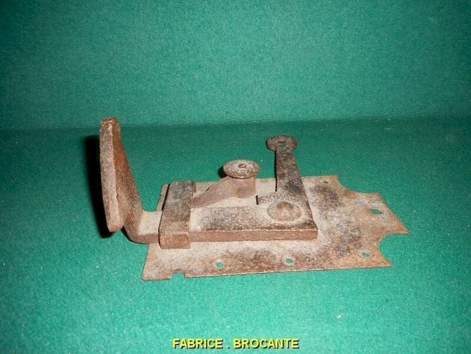ANCIENNE SERRURE DE PORTE EN FER