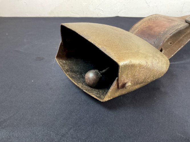 ancienne Sonnaille Cloche vache , chamonix ………….