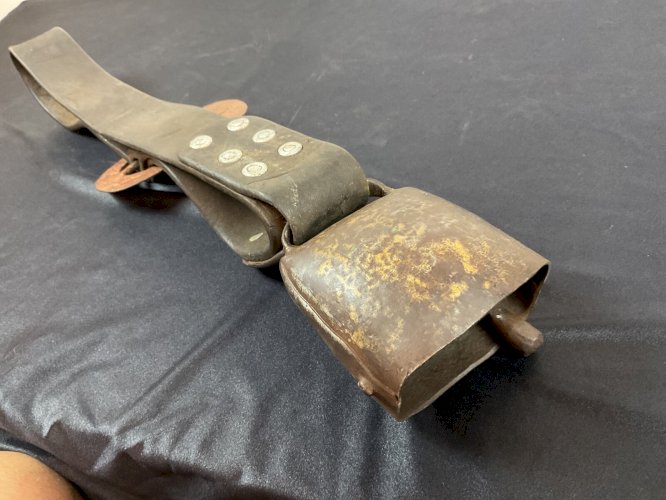 ancienne Sonnaille Cloche vache , chamonix ………….