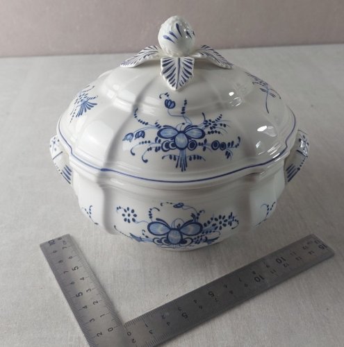 Ancienne soupière / légumier, décor Vieux Luxembourg, céramique Villeroy & Boch ^