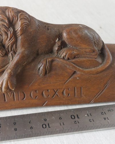 Ancienne statue en bois sculpté, Lion de Lucerne