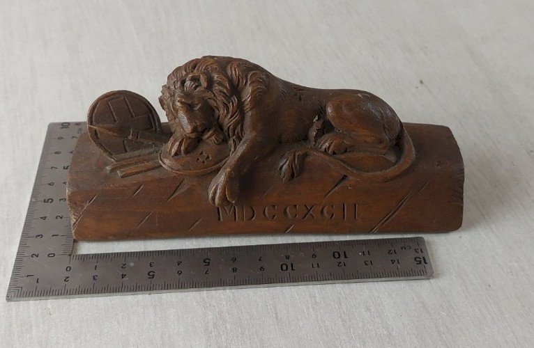 Ancienne statue en bois sculpté, Lion de Lucerne