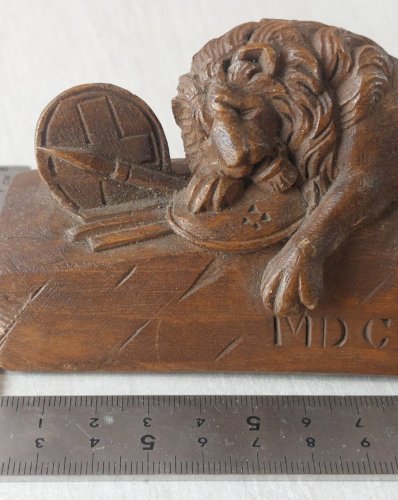 Ancienne statue en bois sculpté, Lion de Lucerne