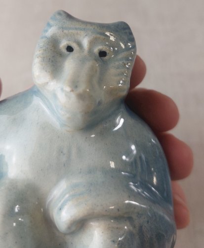 Ancienne statue en céramique / barbotine, singe / macaque