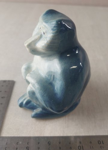 Ancienne statue en céramique / barbotine, singe / macaque