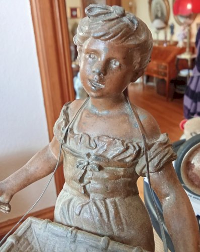 Ancienne Statue Statuette Ancien régule jeune fille au Panier de fleurs