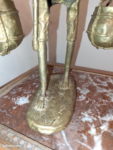 Ancienne statuette africaine en bronze Le porteur En bon état ( made in chiner)