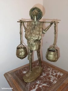 Ancient African bronze statuette The bearer In good condition