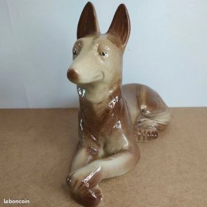 Ancienne Statuette En Céramique Faïence Representant Un Chien Loup En Bon État.