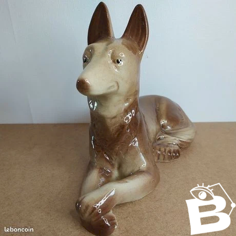 Ancienne Statuette En Céramique Faïence Representant Un Chien Loup En Bon État.