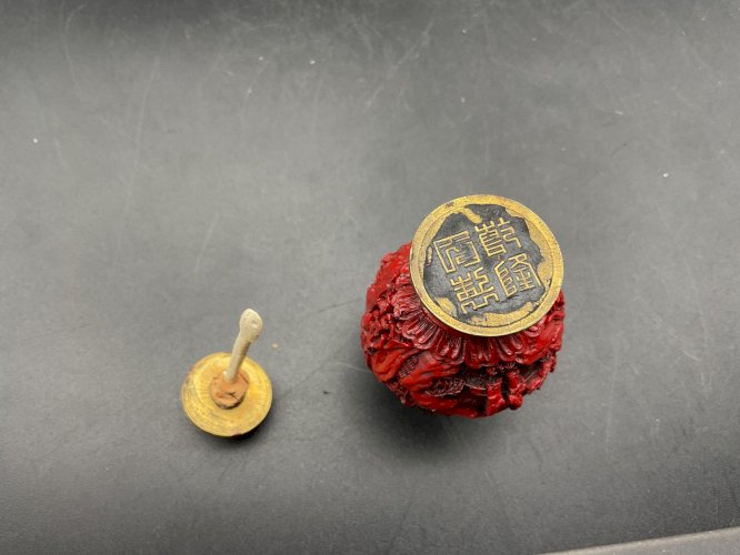 ANCIENNE Tabatière en Laque Rouge de CINABRE CHINE Début XXème Signée