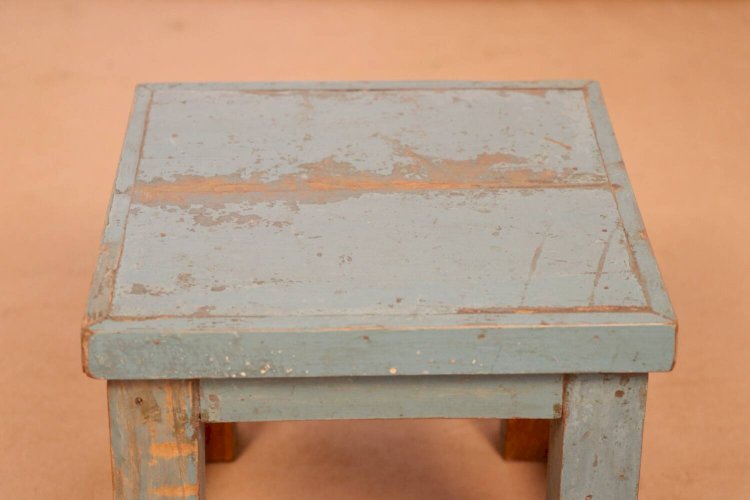 Ancienne table de chevet en teck birman patine bleues d’origine