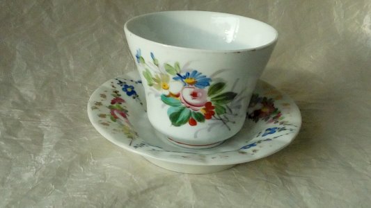 ANCIENNE TASSE A CHOCOLAT EN PORCELAINE DE PARIS DECOR FLORAL FIN 19 éme*