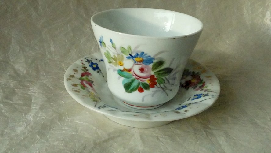 ANCIENNE TASSE A CHOCOLAT EN PORCELAINE DE PARIS DECOR FLORAL FIN 19 éme*