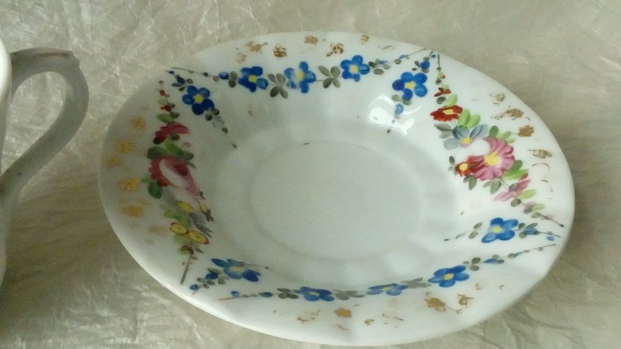 ANCIENNE TASSE A CHOCOLAT EN PORCELAINE DE PARIS DECOR FLORAL FIN 19 éme*