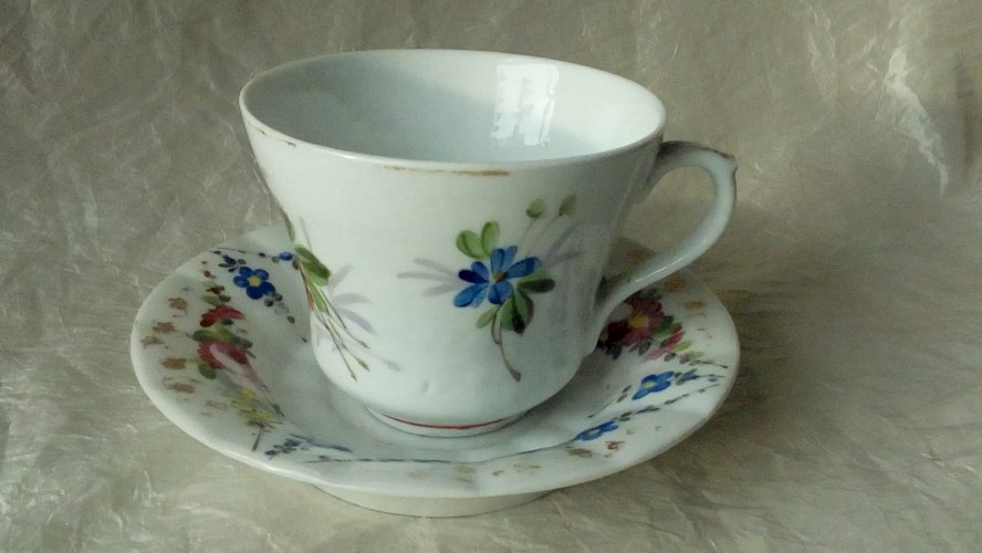 ANCIENNE TASSE A CHOCOLAT EN PORCELAINE DE PARIS DECOR FLORAL FIN 19 éme*