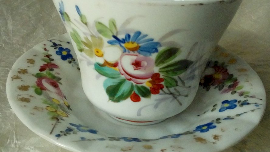 ANCIENNE TASSE A CHOCOLAT EN PORCELAINE DE PARIS DECOR FLORAL FIN 19 éme*
