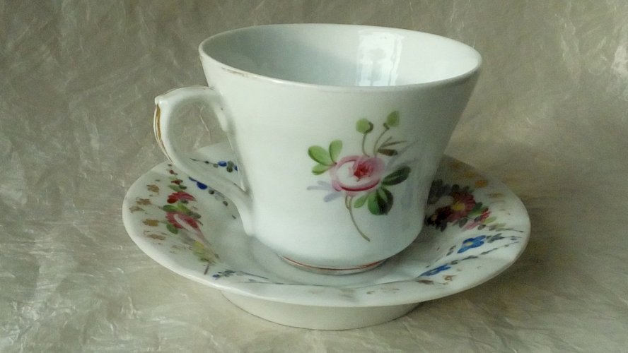 ANCIENNE TASSE A CHOCOLAT EN PORCELAINE DE PARIS DECOR FLORAL FIN 19 éme*