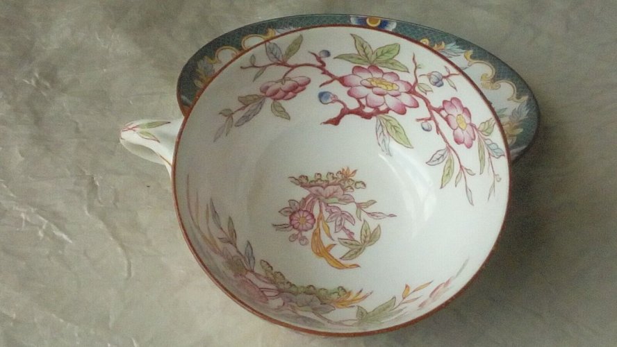 ANCIENNE TASSE A THE EN PORCELAINE SARREGUEMINES DECOR MINTON MODELE N° 215 * N1