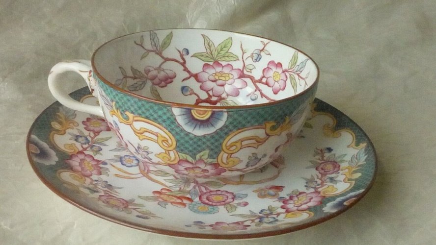 ANCIENNE TASSE A THE EN PORCELAINE SARREGUEMINES DECOR MINTON MODELE N° 215 * N1