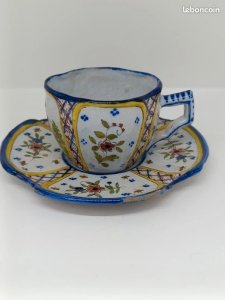 Old cup and saucer Hb Quimper with floral decoration and character in good condition.