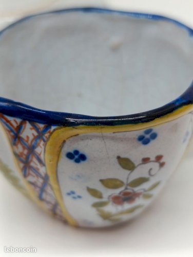 Ancienne tasse et coupelle Hb quimper a decor floral et personnage premiere partie du 20eme siecle en bon etat (made in chiner)