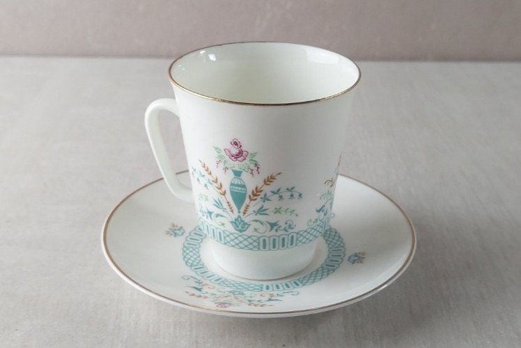 Ancienne tasse et sous tasse en porcelaine russe, Saint Petersbourg, Lomonosov