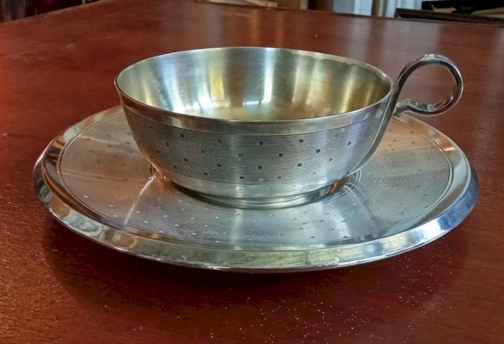 Ancienne Tasse Et Sous Tasse Métal Argenté Saint Médard motif guilloché