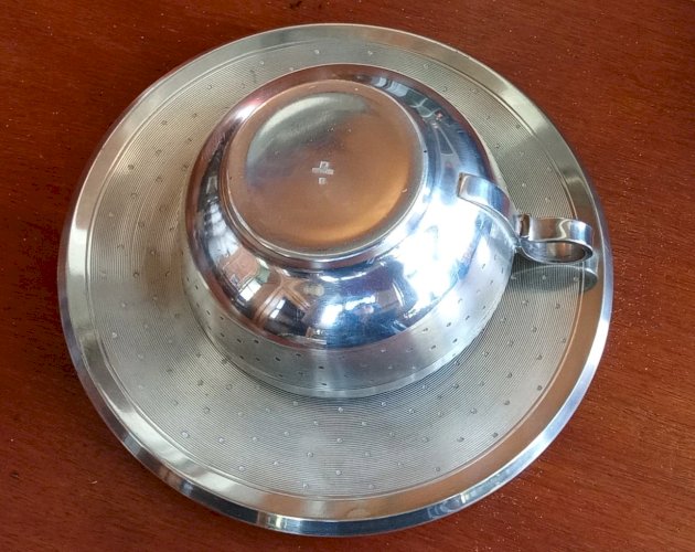Ancienne Tasse Et Sous Tasse Métal Argenté Saint Médard motif guilloché